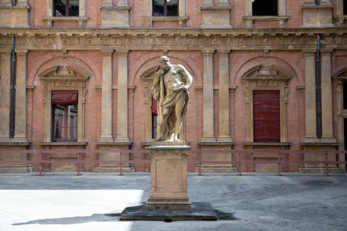 università