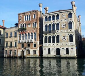 Ca’ Dario è in vendita: il palazzo maledetto di Venezia torna sul mercato. Con i suoi miti e le sue leggende