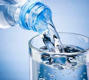 Tracce di Tfa nell’acqua minerale: Altroconsumo chiede limiti Ue