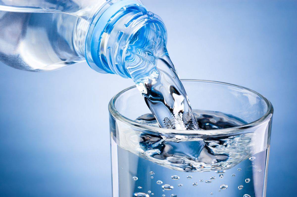 Tracce di Tfa nell’acqua minerale: Altroconsumo chiede limiti Ue