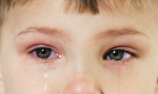 Le lacrime dei bambini svelano come curare gli occhi