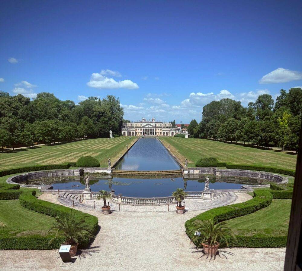 Tra moda e architettura: gli abiti di Capucci in mostra a Villa Pisani