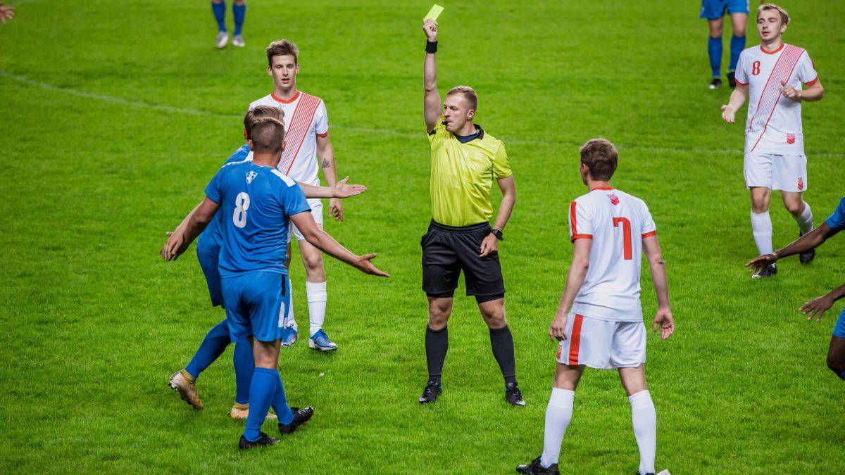Più tutele per gli arbitri e casco obbligatorio in pista: cosa cambia con il Decreto Sport
