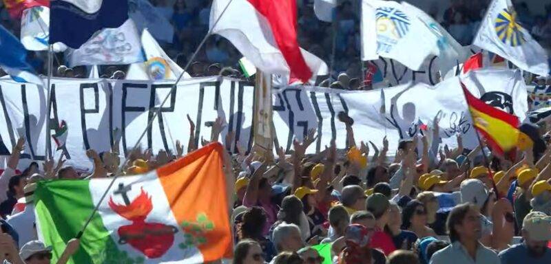 folla cerimonia di canonizzazione
