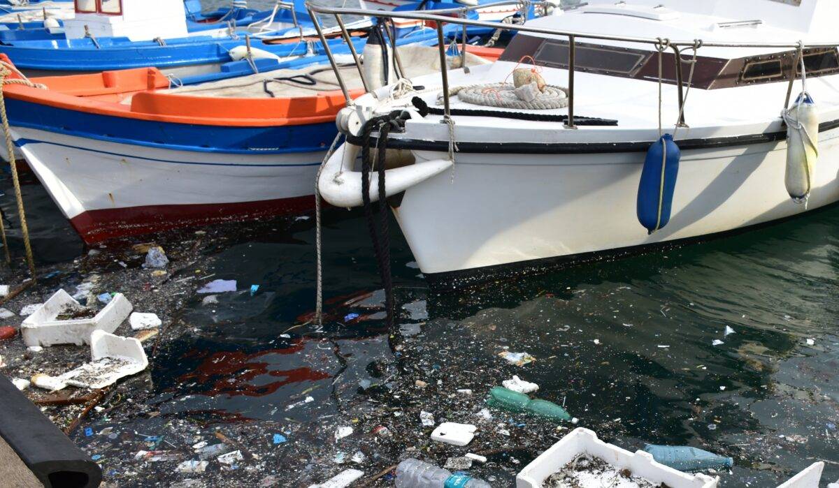 Nasce in Veneto Aqualis, il dispositivo che spazza la plastica in acqua