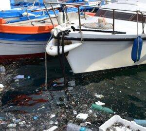 Nasce in Veneto Aqualis, il dispositivo che spazza la plastica in acqua
