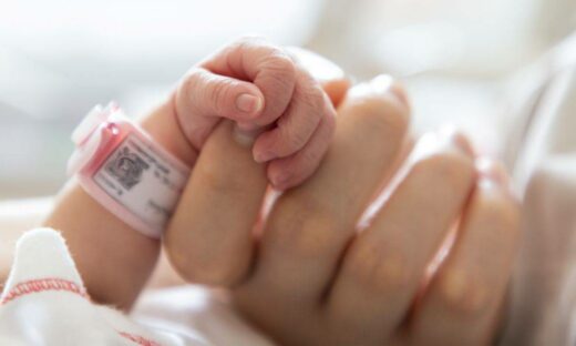 Colla speciale salva una neonata da una rara malformazione