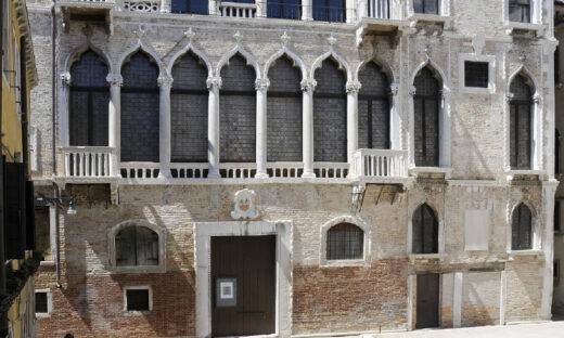 Museo Fortuny: cinquant’anni di magia veneziana tra luce, seta e creatività