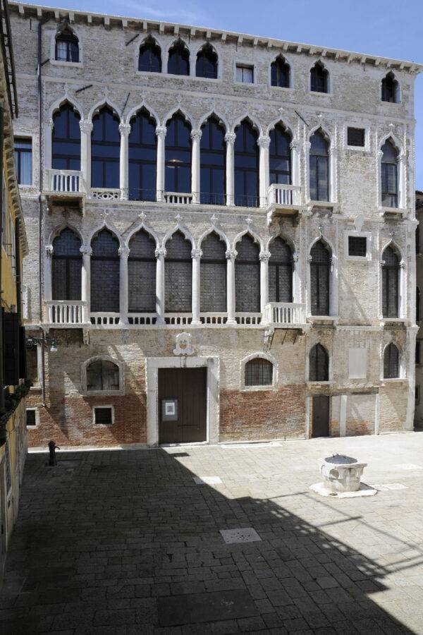 Museo Fortuny: cinquant’anni di magia veneziana tra luce, seta e creatività