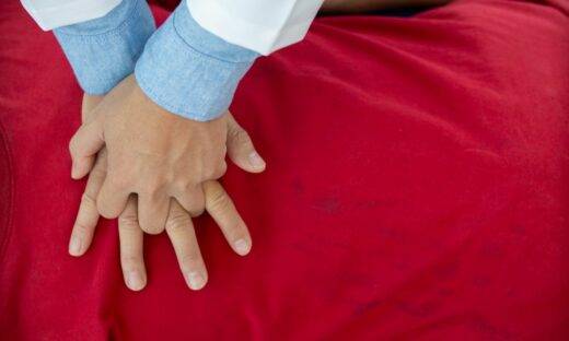 147 minuti di massaggio cardiaco a staffetta salvano una diciannovenne a Palermo