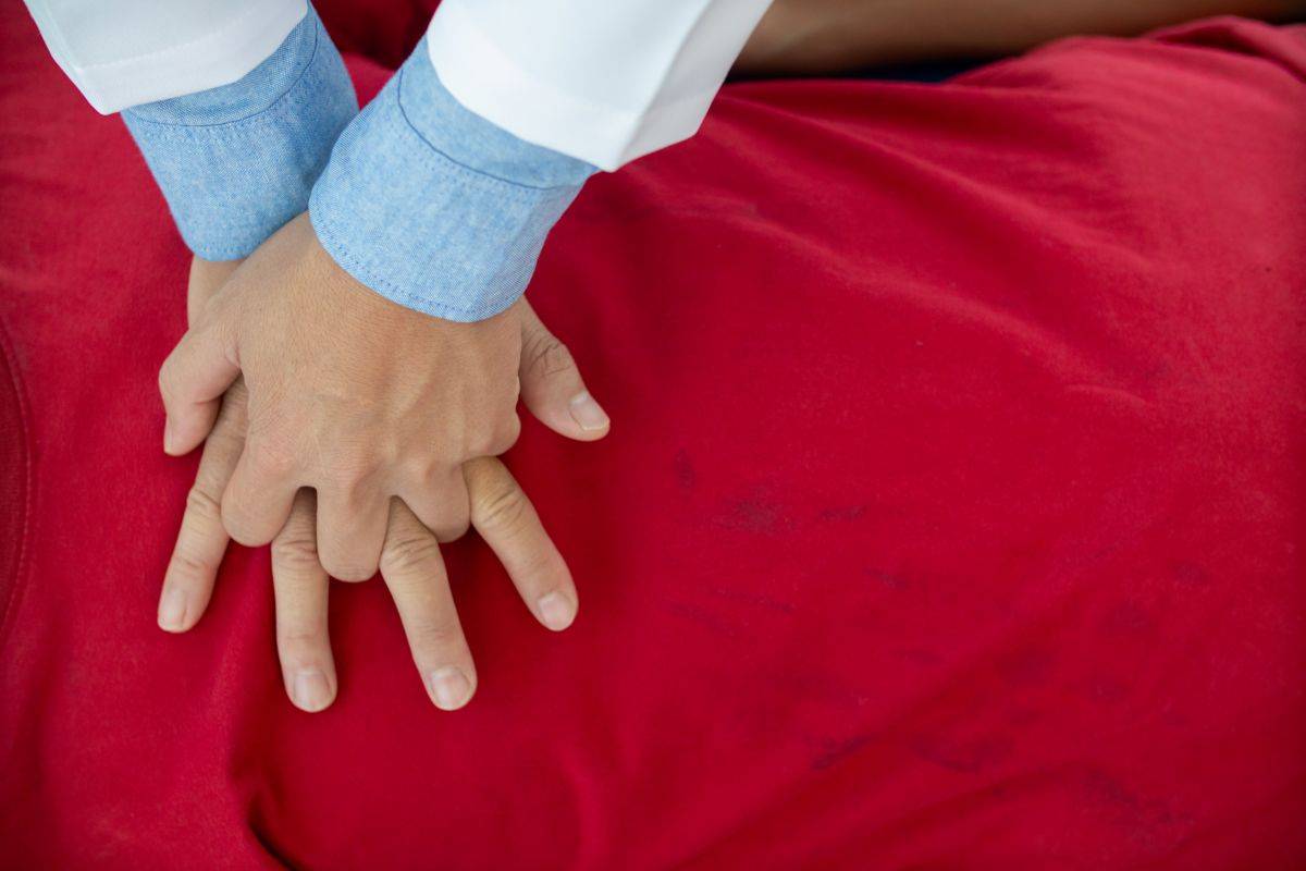 147 minuti di massaggio cardiaco a staffetta salvano una diciannovenne a Palermo