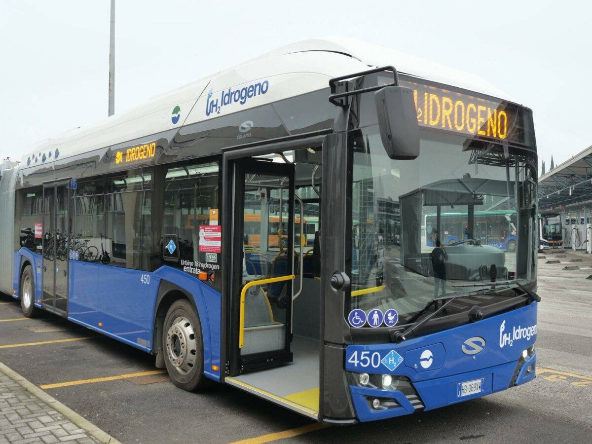 A Venezia arriva il primo bus autosnodato a idrogeno in Italia