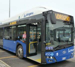 A Venezia arriva il primo bus autosnodato a idrogeno in Italia