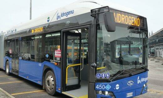 A Venezia arriva il primo bus autosnodato a idrogeno in Italia