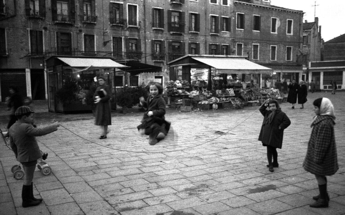 Venezia negli occhi di Berengo Gardin: il bianco e nero che racconta l’anima della città