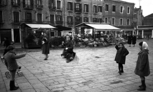Venezia negli occhi di Berengo Gardin: il bianco e nero che racconta l’anima della città