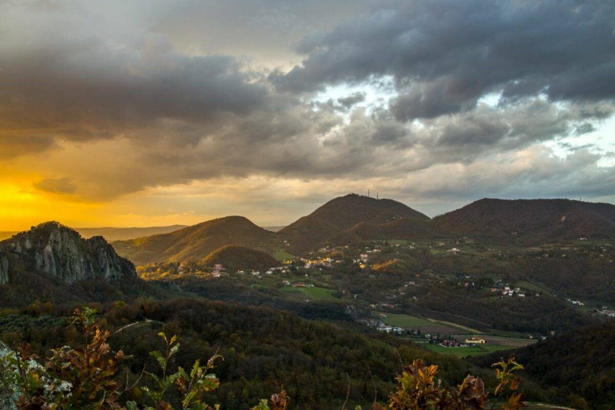 Sui Colli Euganei nasce il cammino dell’arte: Teolo lancia il suo itinerario tra natura e installazioni