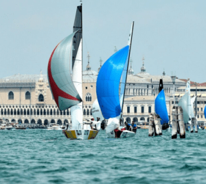 Il Trofeo del Salone Nautico trasforma la laguna in un’arena di campioni