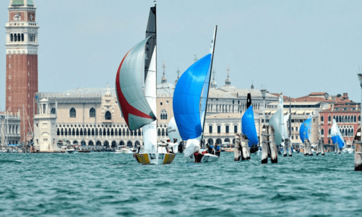 Il Trofeo del Salone Nautico trasforma la laguna in un’arena di campioni