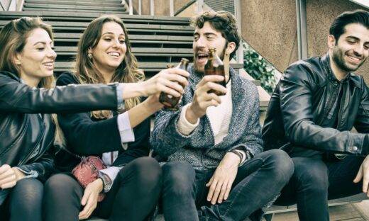 Tra binge drinking e fuori pasto, il consumo di alcol è sempre più pericoloso