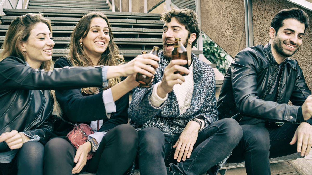 Tra binge drinking e fuori pasto, il consumo di alcol è sempre più pericoloso