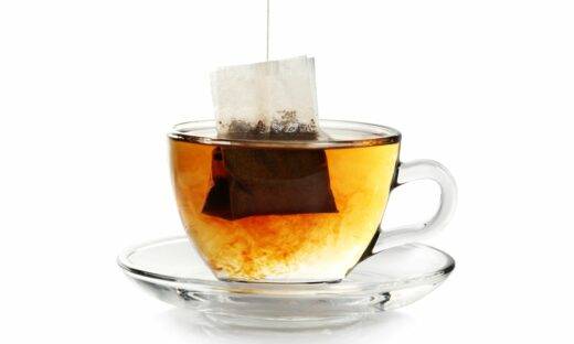 Tè alle microplastiche: alcune bustine rilasciano miliardi di particelle nella tazza