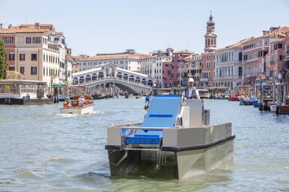 Venezia, entra in servizio la barca “anti-plastica”: caccia ai rifiuti tra i canali