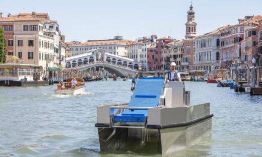 Venezia, entra in servizio la barca “anti-plastica”: caccia ai rifiuti tra i canali