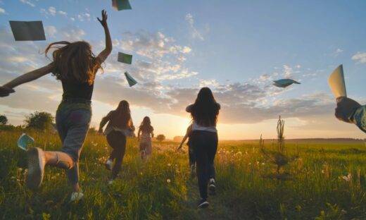 Vacanze, l’allarme degli esperti: l’estate può mettere in crisi gli adolescenti