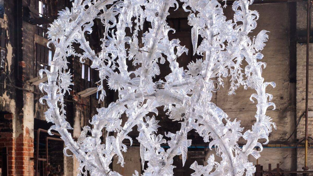“Glasstress 2026”: il vetro contemporaneo svela le sue potenzialità espressive