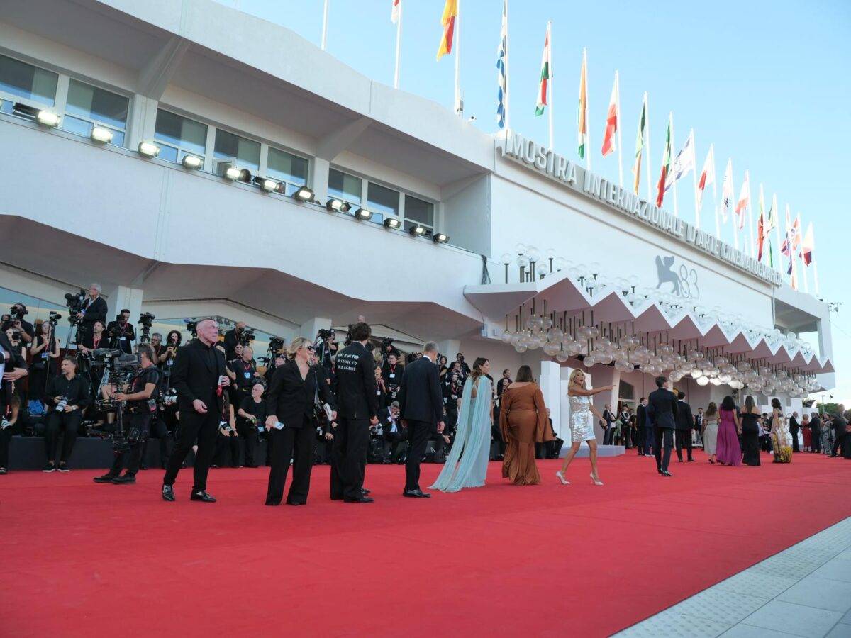 Il sorriso prima dei flash, il panico dietro il red carpet