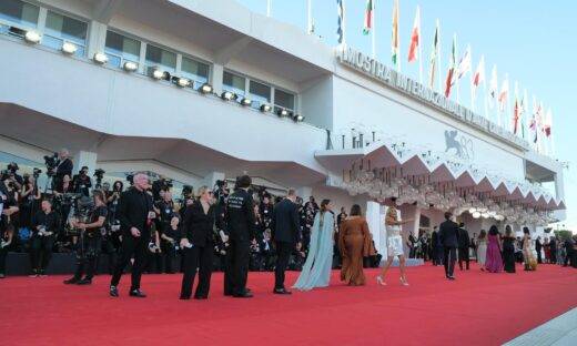 Il sorriso prima dei flash, il panico dietro il red carpet