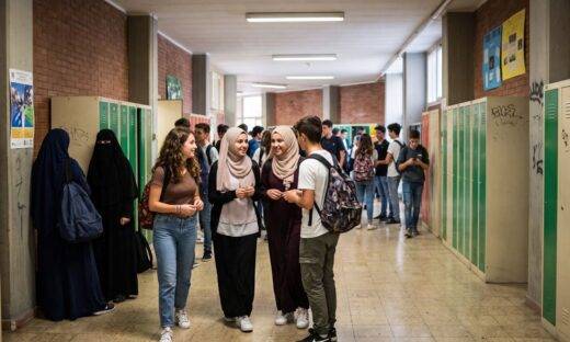 Scuola, stretta del Governo: tetto del 30% agli studenti stranieri e stop al volto coperto