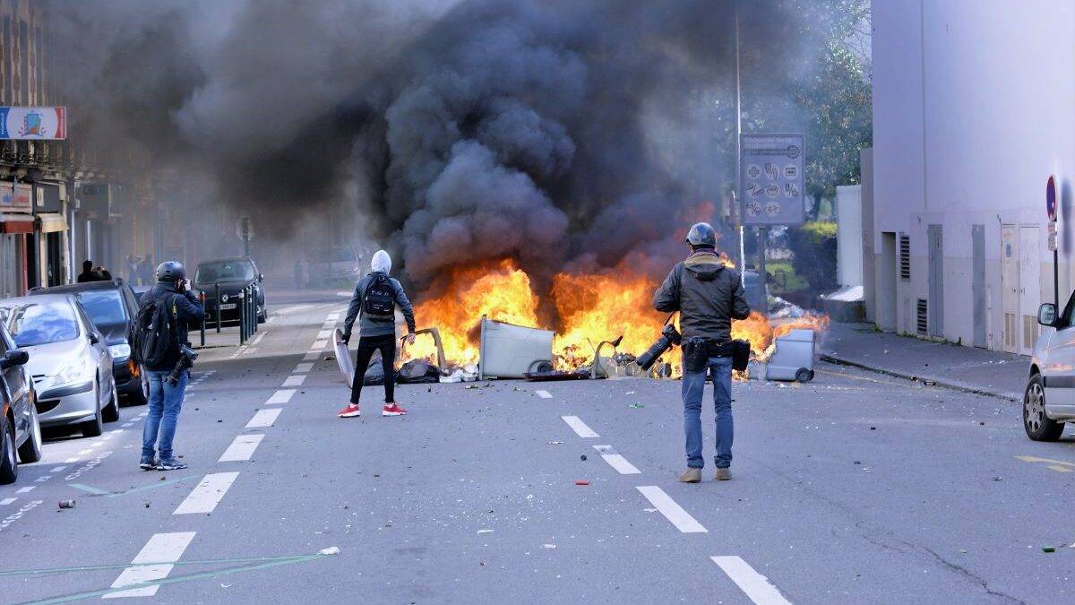 Un nuovo reato e "chi rompe paga": la risposta del Governo alla violenza di piazza